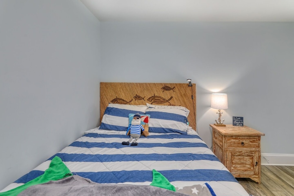 Beach Bliss: 4br Beach Access Kayak Wi-fi 4 Bedroom Home by RedAwning