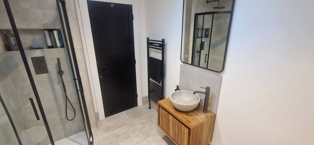 Newly Refurbished Bungalow- Large Garden- Parking