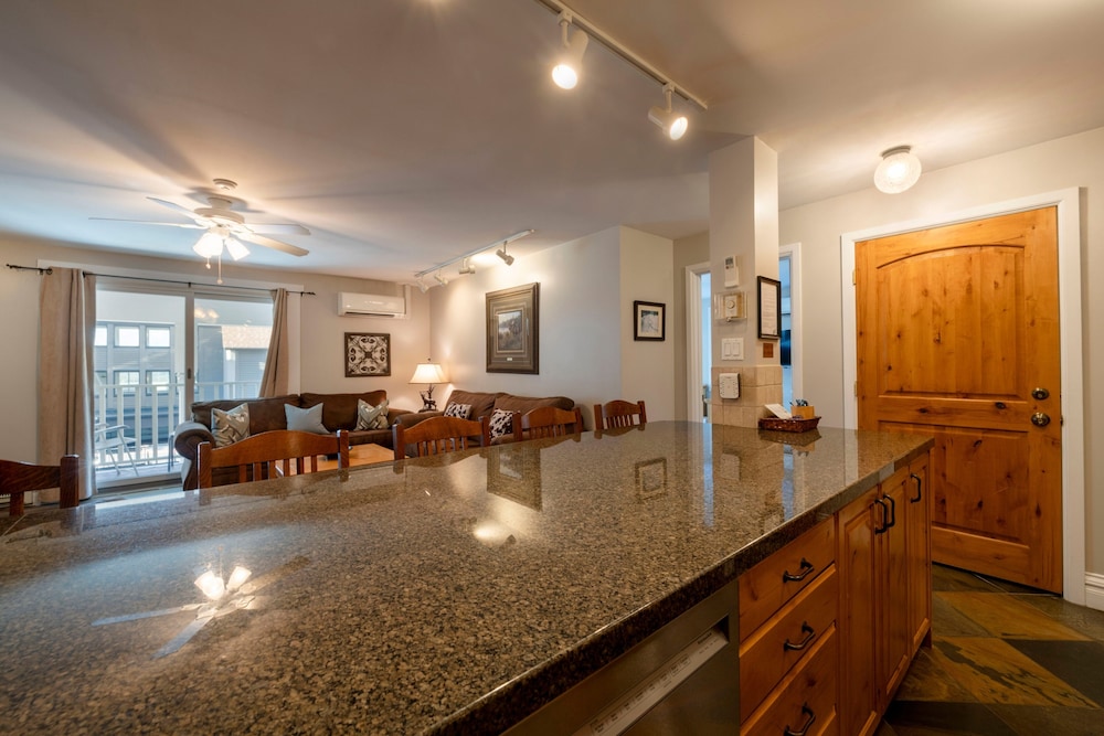 2BR Resort Plaza 5022 Slope-Side Park City Condo, Ideal for Families & Couples