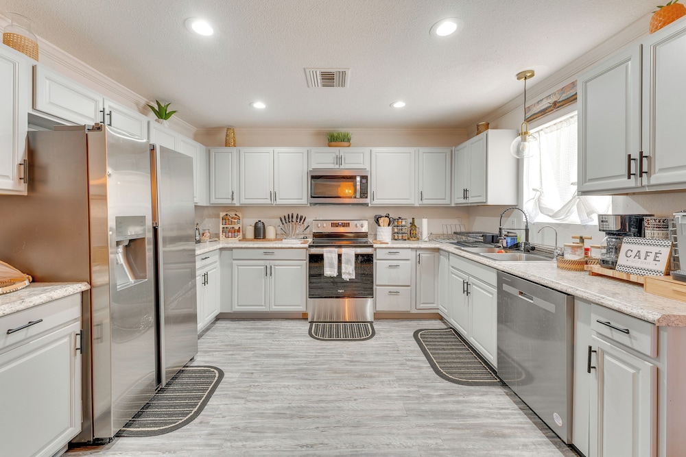 Spacious Bullhead Villa Retreat w/ Mountain Views view 5