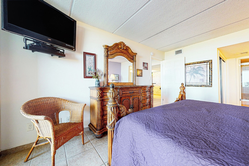 Gulf-view 3BR w/ Gourmet Kitchen, Tennis & Pools