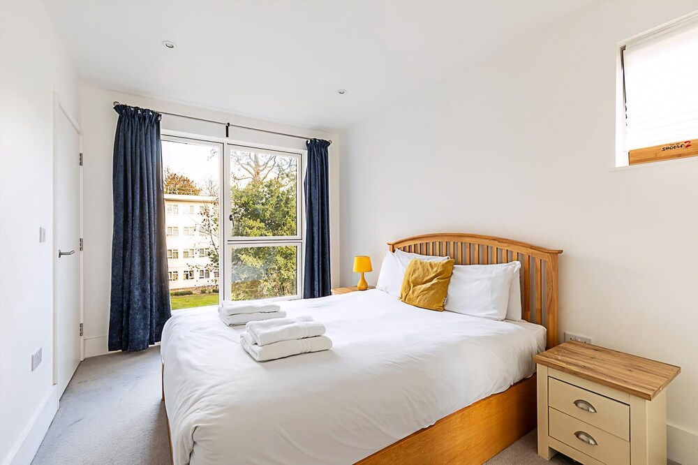 Chic Crystal Palace Flat with Balcony & Workspace