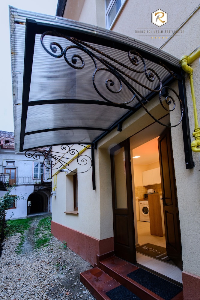 Piata Sfatului Studio