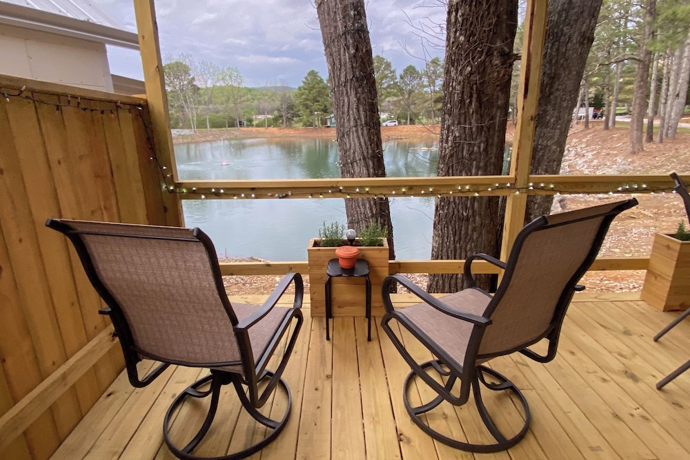 8 Mi to Cathedral Caverns: Tiny Home Hideaway