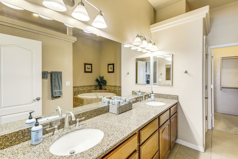 Lake View & Games: Spacious Oasis in Lake Havasu!