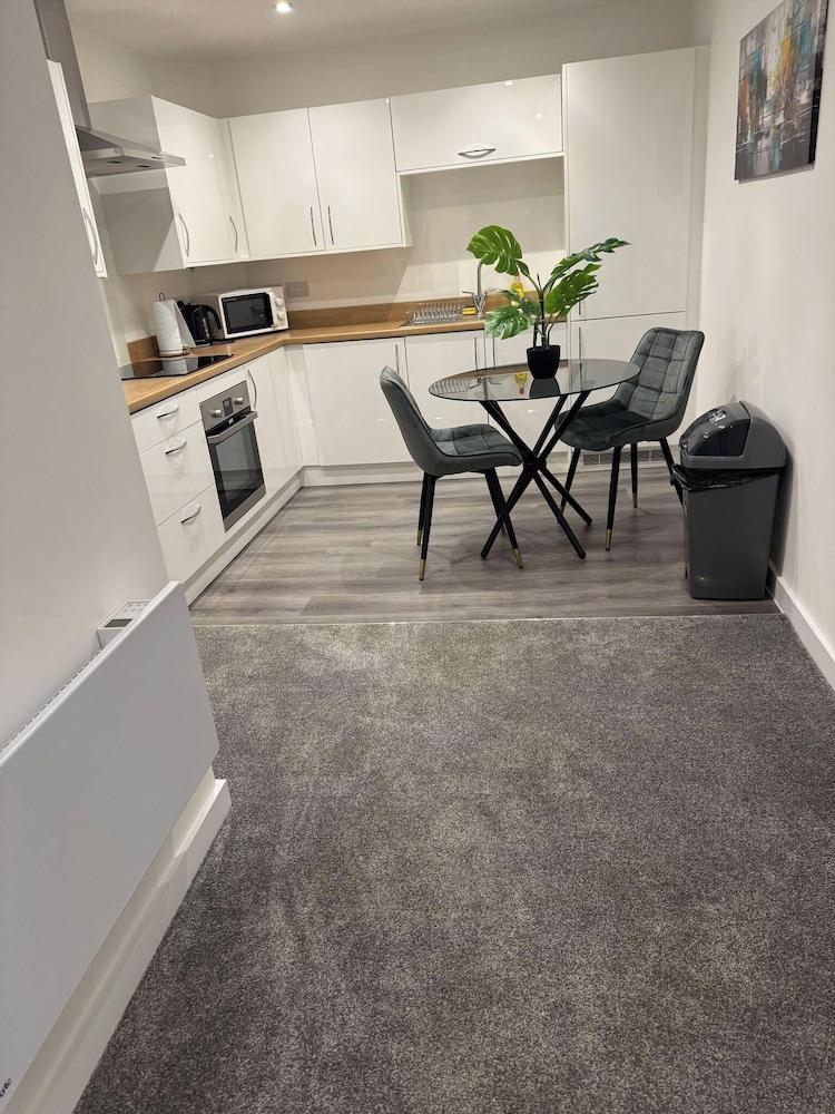 Bright & Cozy Hull Stay