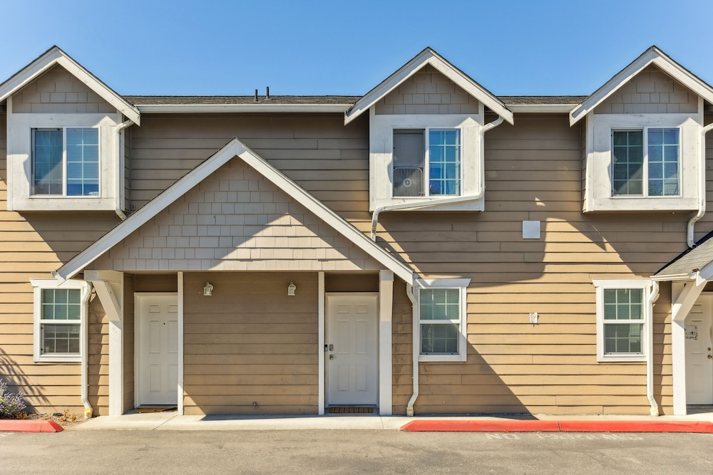 Charming Tacoma Retreat w/ Patio & 2 Fireplaces! view 4