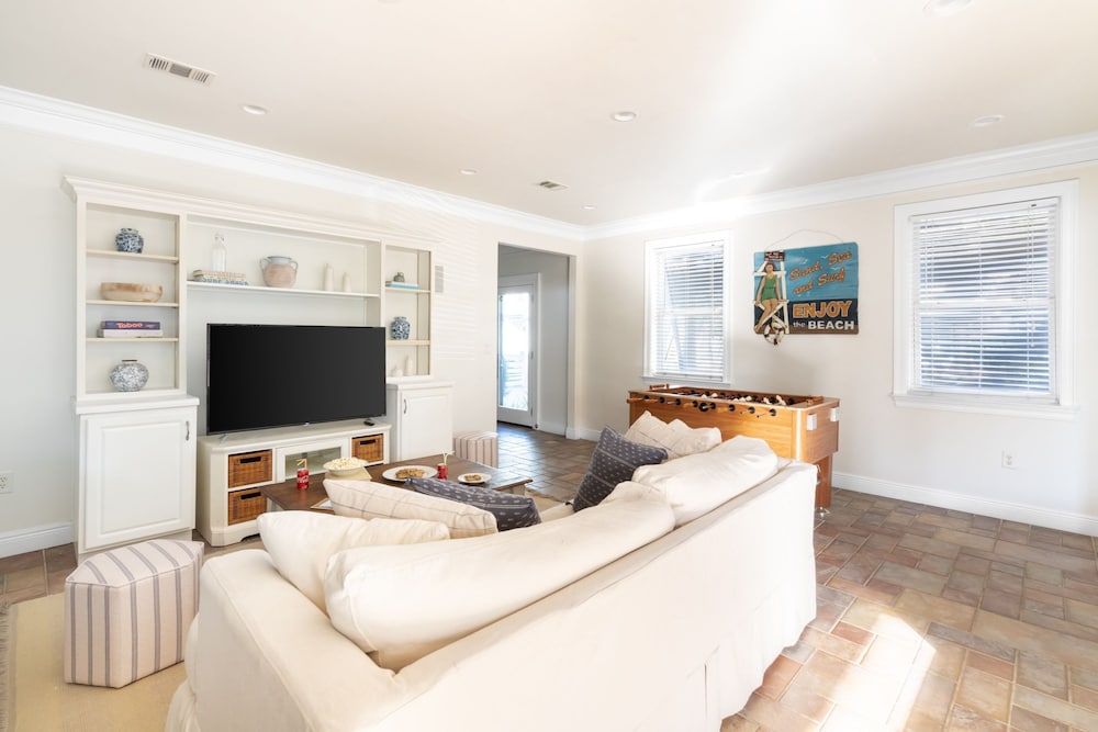 Fin by Avantstay 9 BR Destin Oasis With Pool Spa Walk to Beach