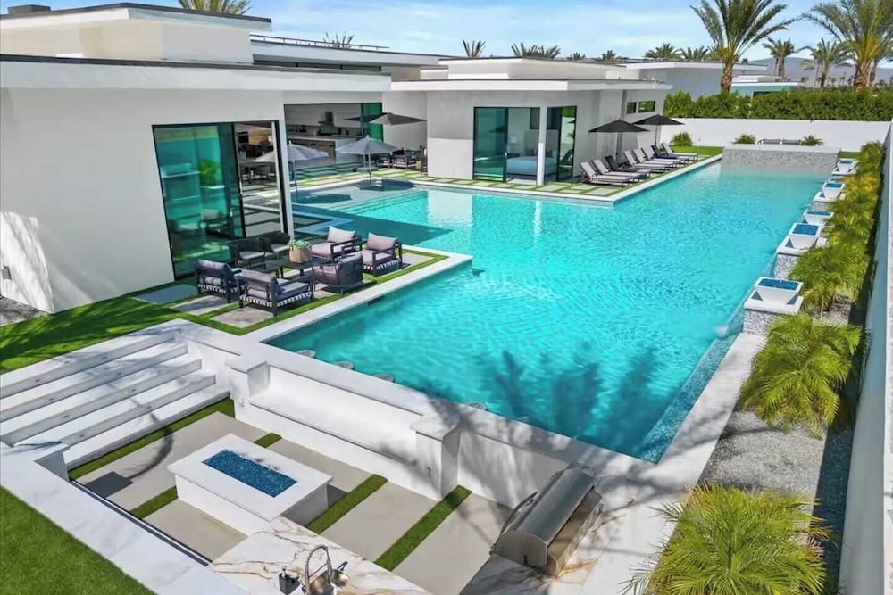 Sleeps 20 7-bedroom Villa w/ Pool, Putting Green & Hot Tub Bravo Villa #11 by Avantstay