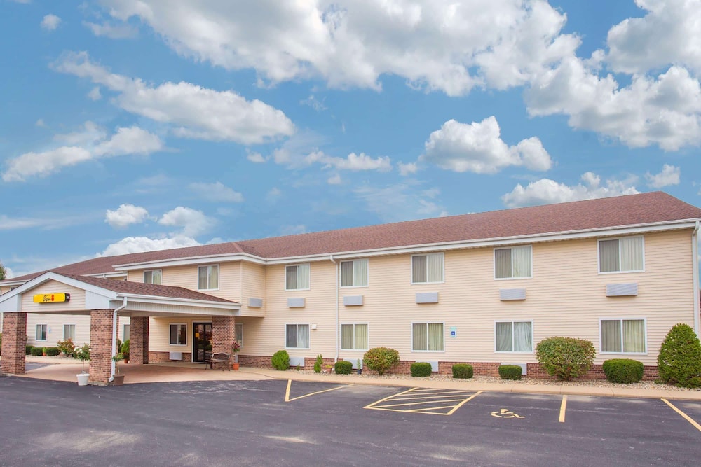 Galesburg Vacations - Super 8 by Wyndham Galva - Property Image 1