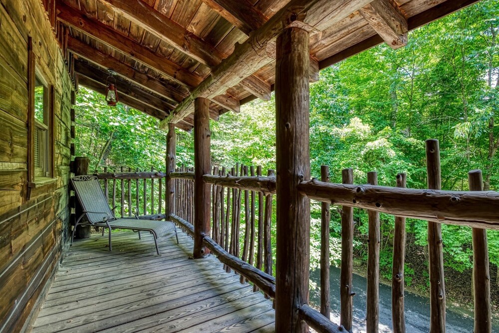 Er69 - Rachel's Tree House - Great Location. Close To All The Action! 1 Bedroom Cabin by RedAwning view 4