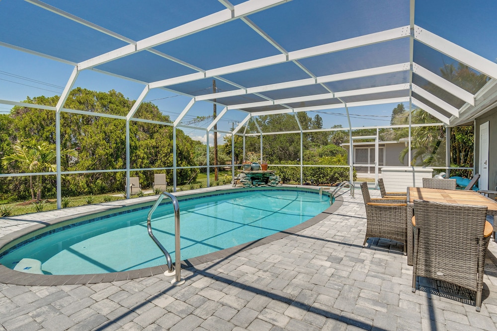 Sarasota Home w/ Pool: 4 Mi to Siesta Key Beach!