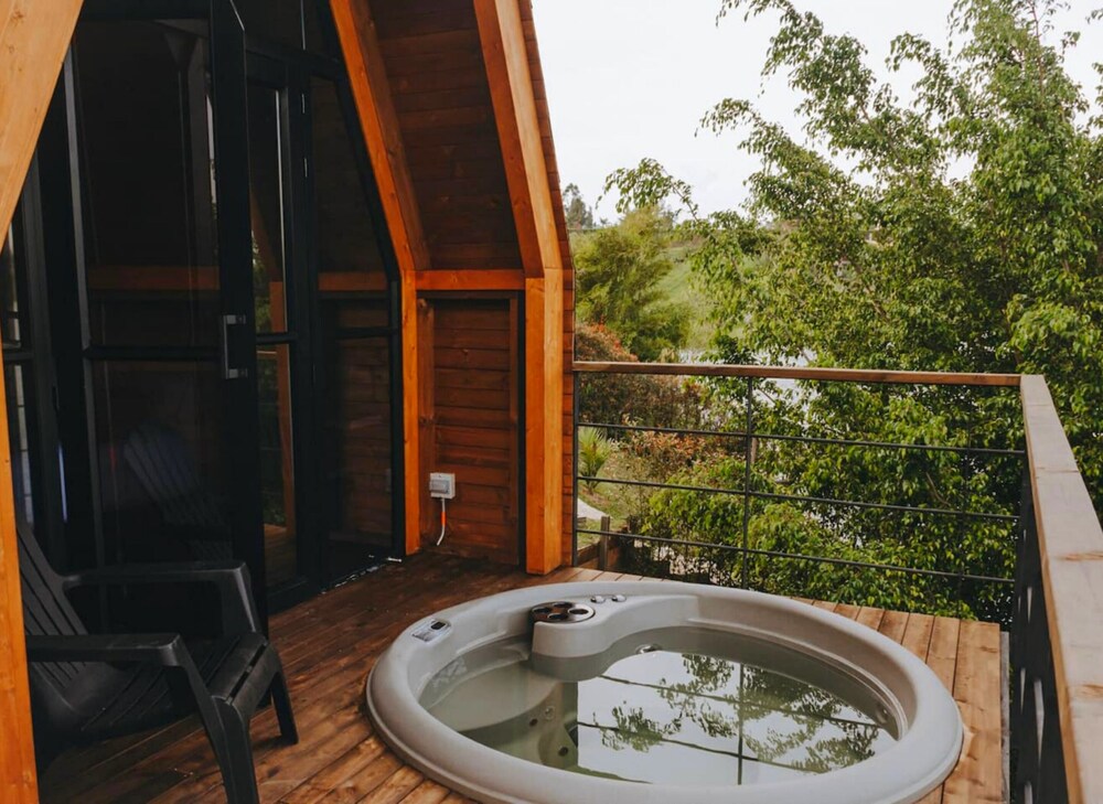 Cabañas con Jacuzzi en el Peñol view 3