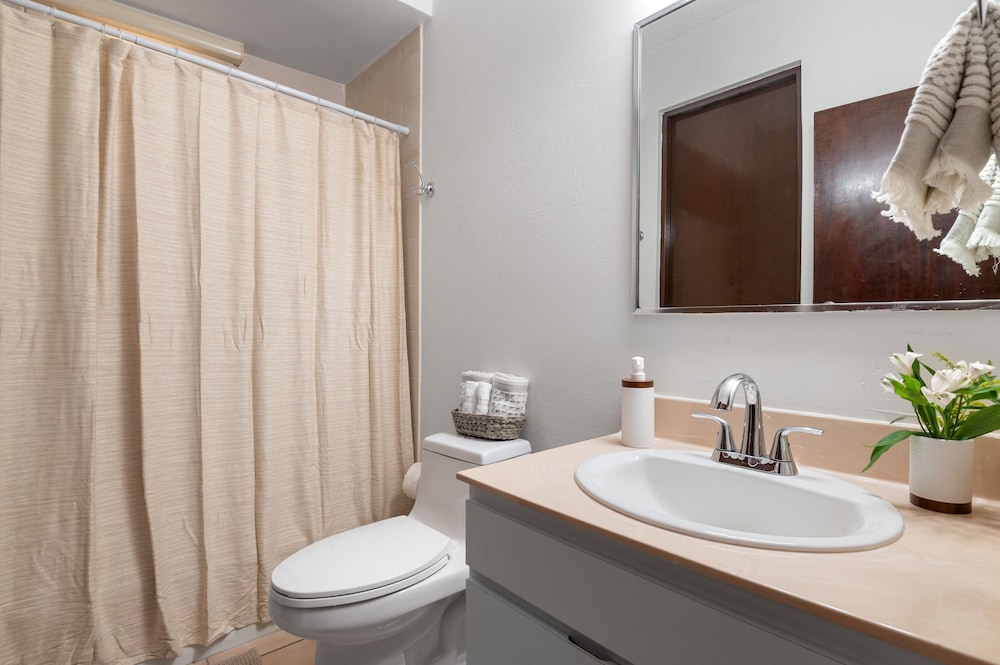 Beachfront Paradise 2BR Crescent Beach Seaside