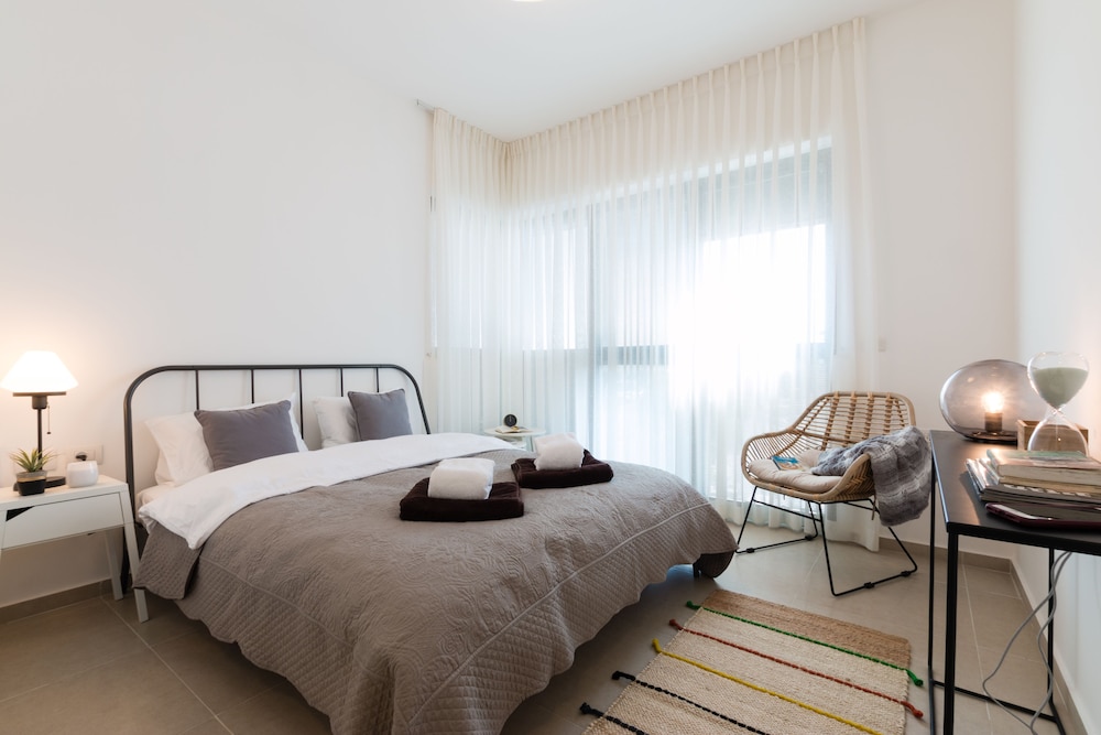 Artsy Modern Bright Apt in Bat Yam view 3