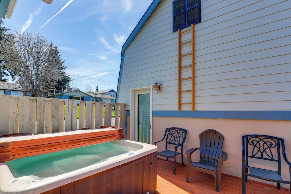 Hot Tub & Decks: Central Hood River Townhome!