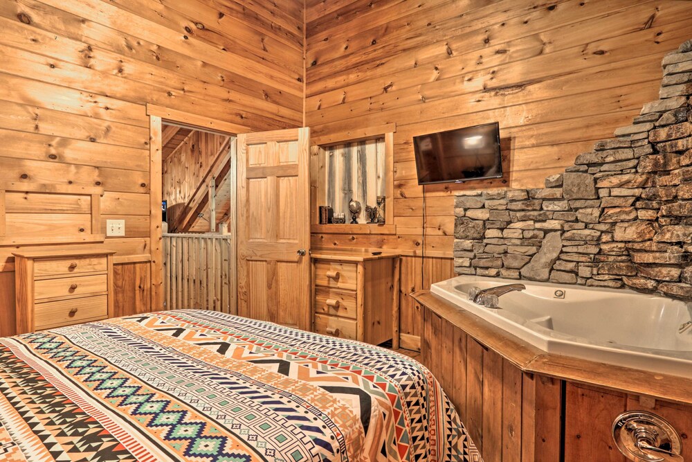 Cabin w/ Hot Tub + Deck, 3 Mi to Pigeon Forge view 3