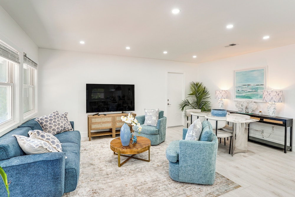 7 Mi Huntington Beach: Family Home w/ Patio!