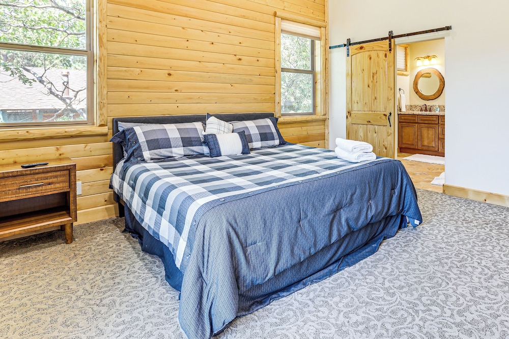 Hot Tub + Game Room: Mtn-view Retreat in Big Bear!