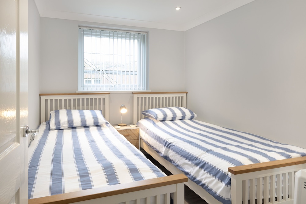2 Bed Villa Sleeps 4 - Wifi, Garden, Sea Views view 5