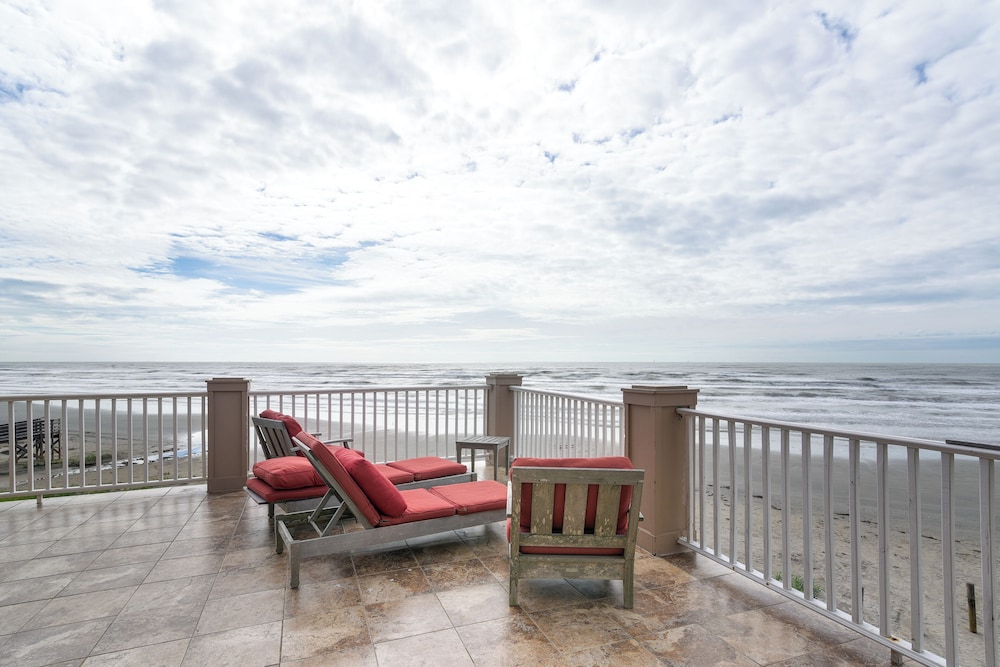 Oceanfront Galveston Beach House: Steps to Sand!