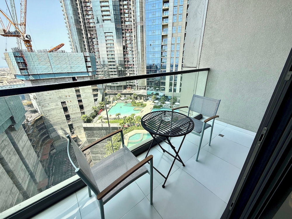 Lux BnB Aykon Tower