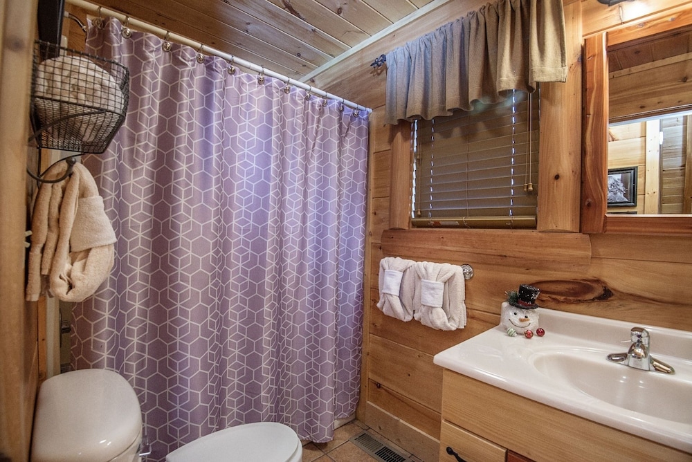 Liam's Retreat - 2 Bedroom with GameRoom just minutes away from Pigeon Forge 2 Cabin by RedAwning view 2