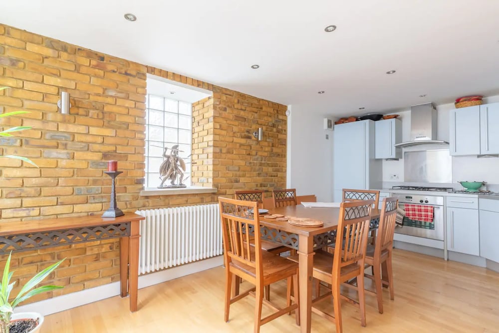 Spacious 2 Bedroom Apartment in Converted Warehouse in Brixton