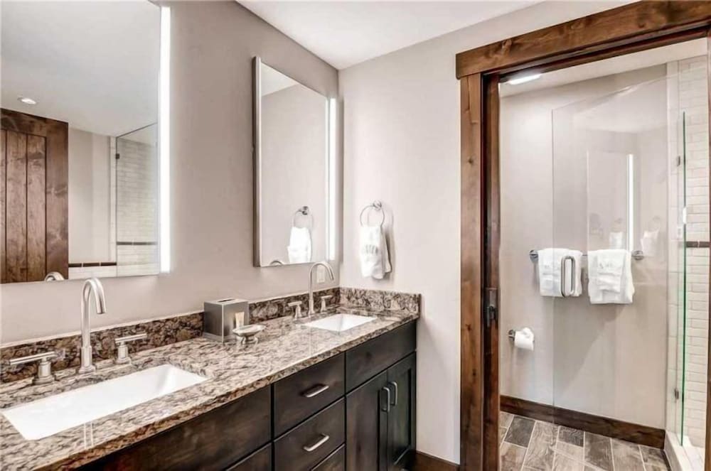 Luxury 4 Bedroom Penthouse Rental off Main Street Within Walking Distance to Peak 9 view 4