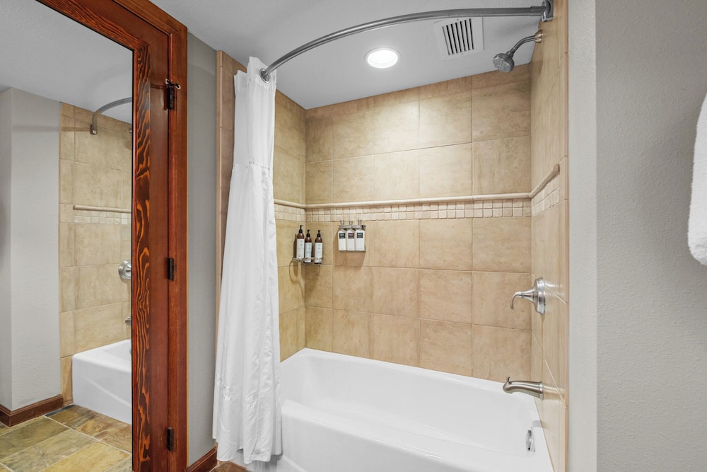 Condo w/ Fireplace & Community Perks