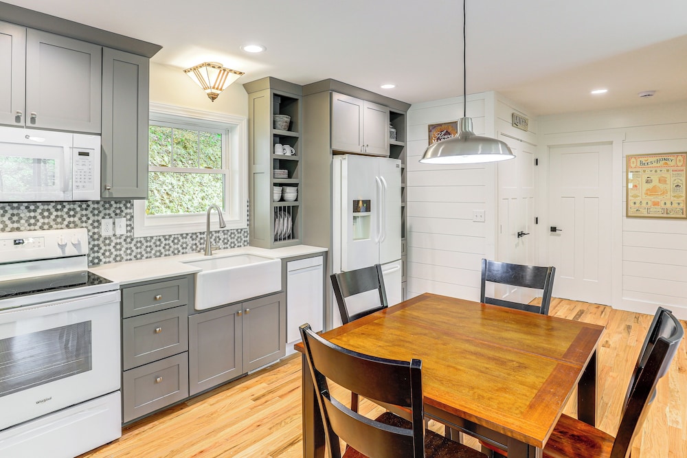 Farm On-site: Mtn-view Cottage in Hendersonville!