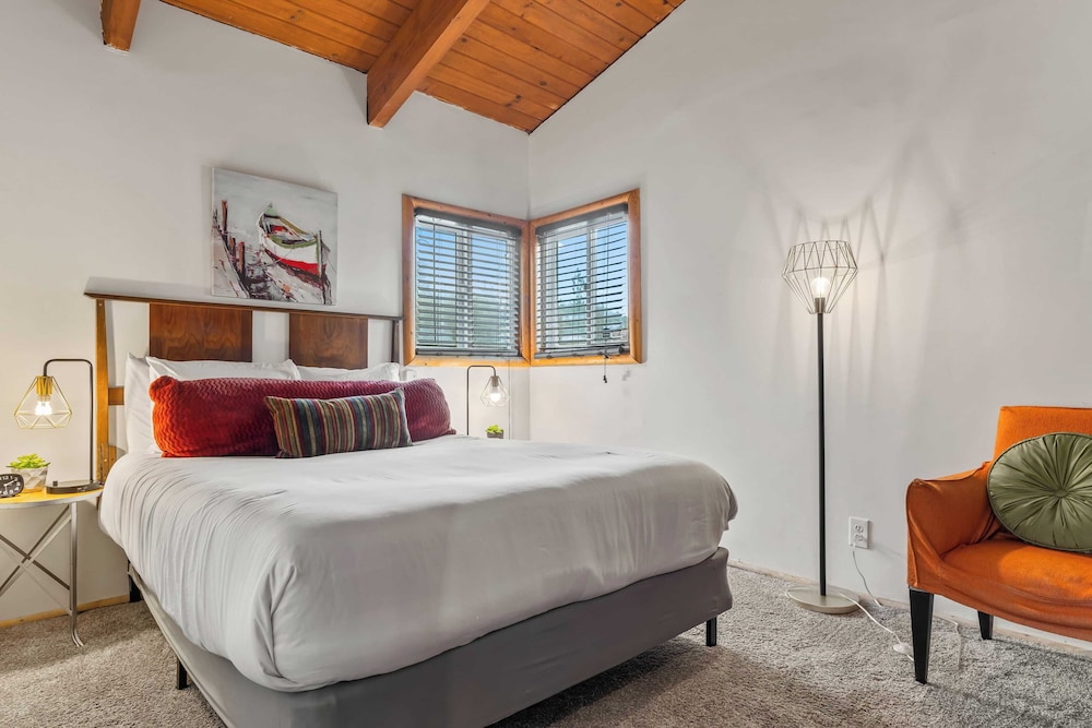 Scenic North Shore Stay w/ Games, Near Snow Summit Lakeview Lodge by Avantstay