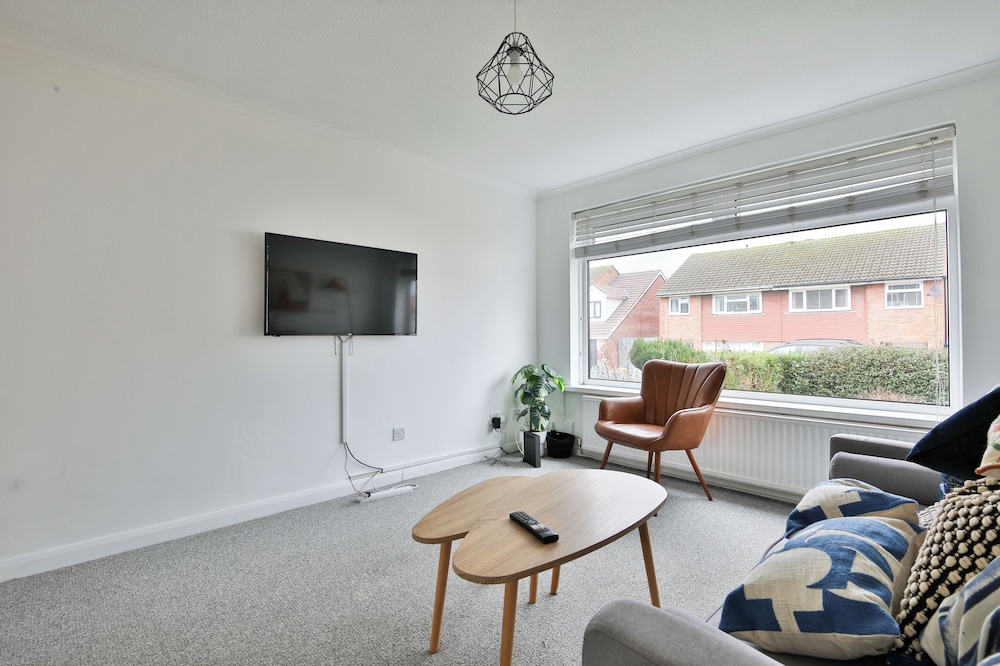 3 Bed House with Private Parking