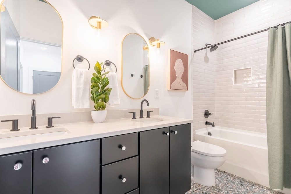 Luxe Group Stay With Hot Tub Rooftop Lounge