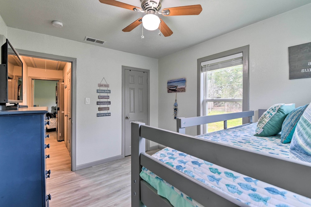 Lake Granbury Getaway ~ 1 Block to Waterfront view 3