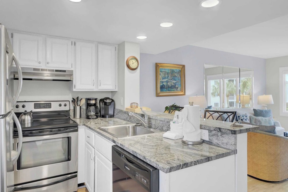 202 D Port O Call by Avantstay Beach Condo