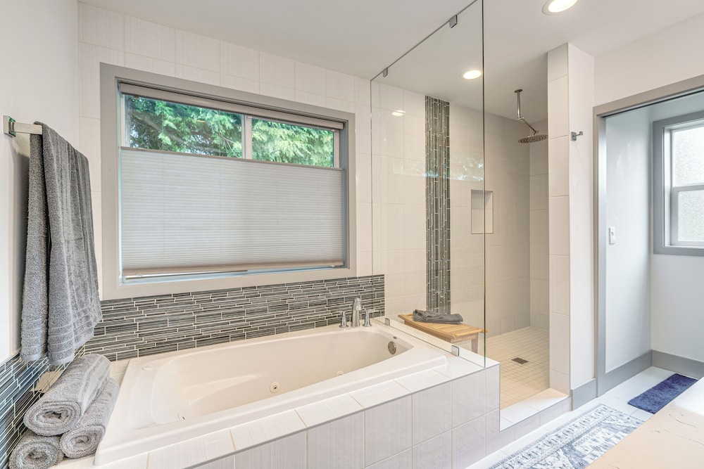 Amazing Outdoor Space! Everett Escape w/ Hot Tub