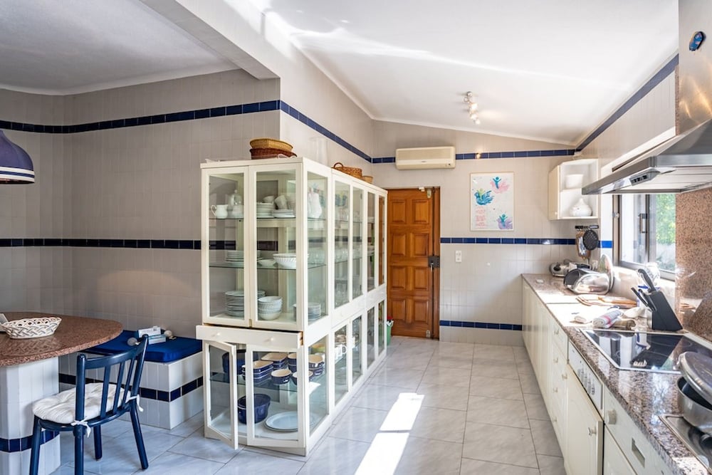 Joana Stunning Villa IS A 10 MIN Walk TO THE BEA