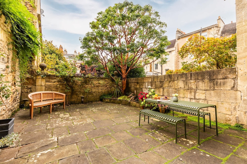 Grand Georgian Townhouse With Garden