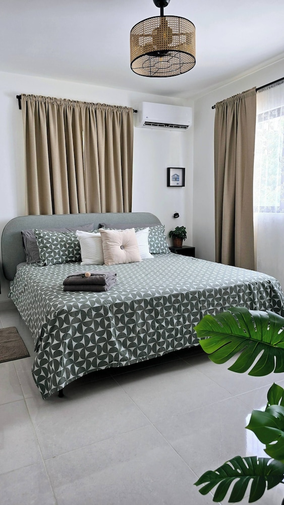 2 Bedrooms, 2 Bathrooms, AC, Wifi, Pool, Gym, No Blackouts, Santiago