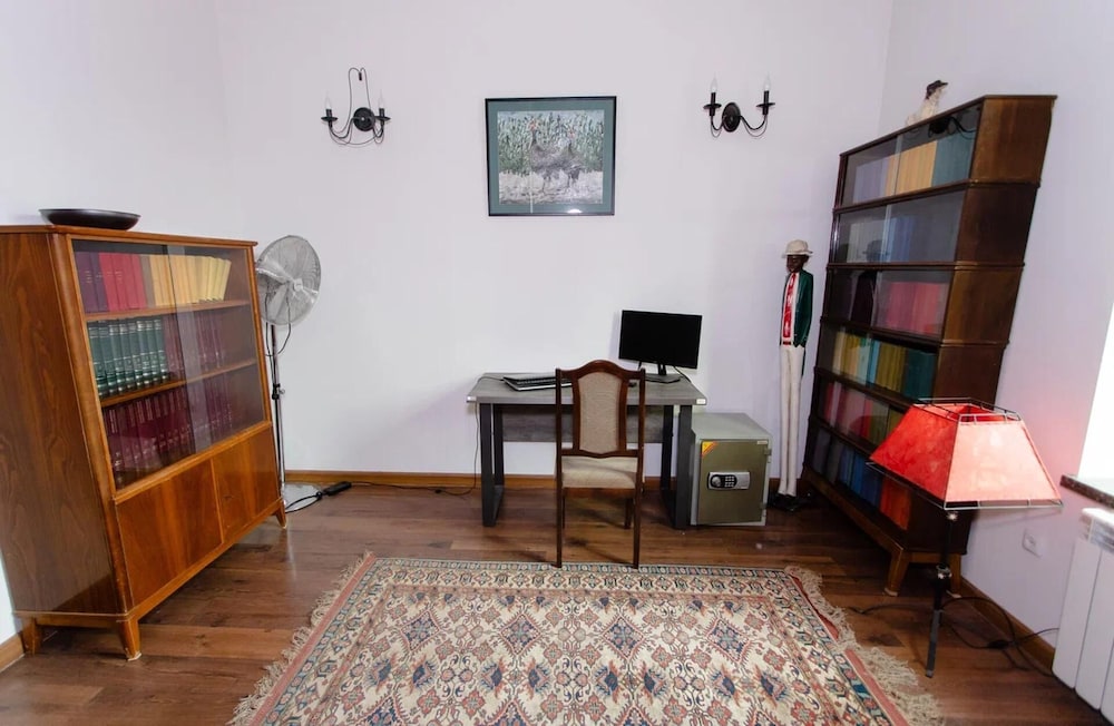 4 Bed Villa Estate Sleeps 7 - Pool, Garden, Sauna