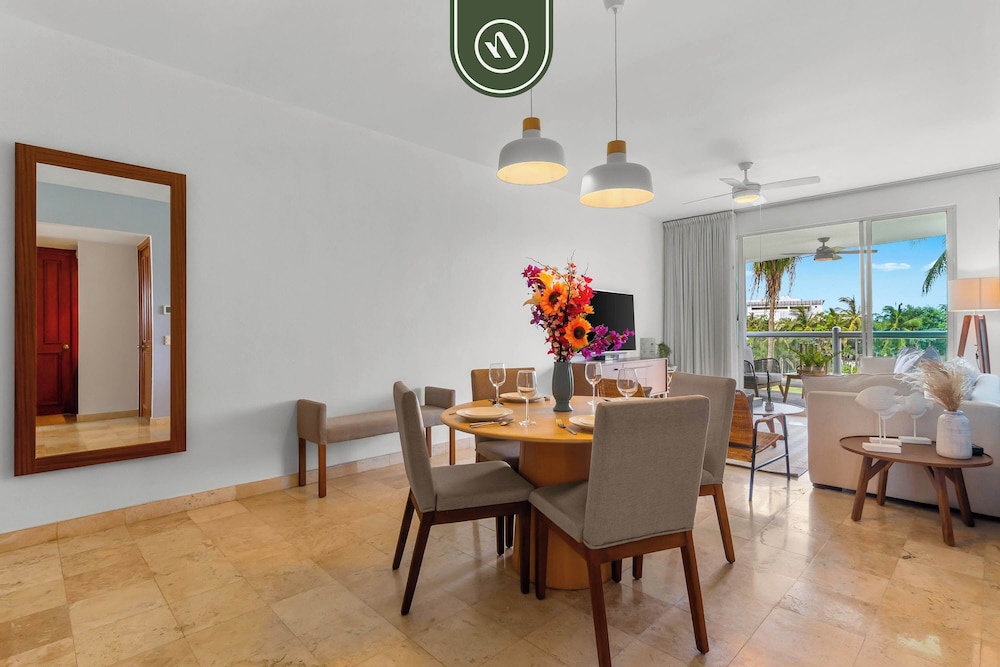 Stylish 2 BR Condo - Pools - Golf - Membership