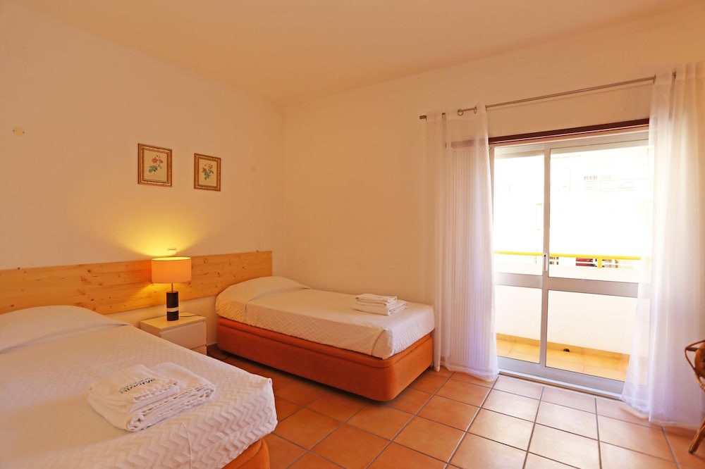 EE 02 - Bedroom 2 in Rossio Entrance Guesthouse