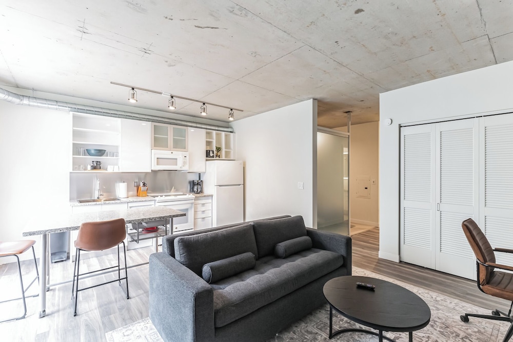 Cleveland Vacations - Sleek DT Cleveland Apt at City Club - Property Image 4