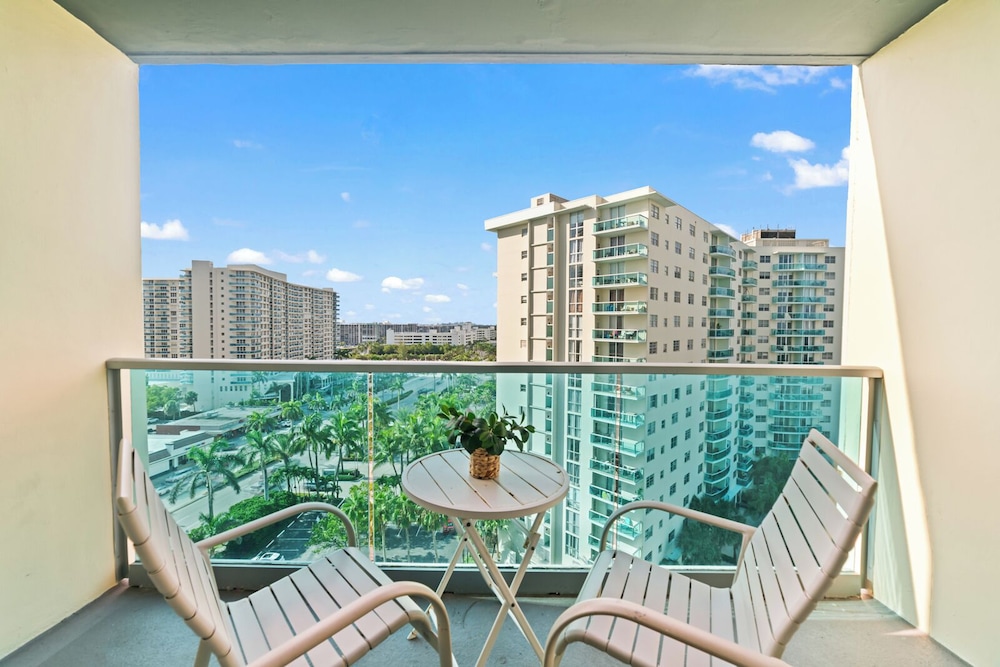 Ocean Peace of Mind - Beachfront Condo With Pool & Gym - Image 1