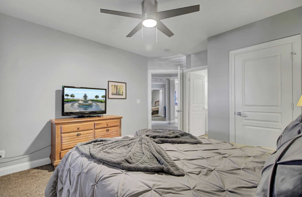 Beachfront 3bdr Condo w/ Pool & Deck Ocean Views Ocean Blvd #102 by Avantstay