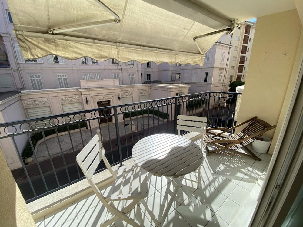 One Bedroom Apartment in the Center of Cannes a few Steps From the Beaches and the Conference Center - 2005