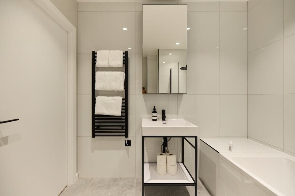 The Brondesbury Escape - Cosy 1bdr Flat With Balcony + Parking