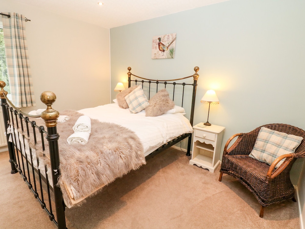 Hope Valley Vacations - Poacher's Arms - Property Image 1