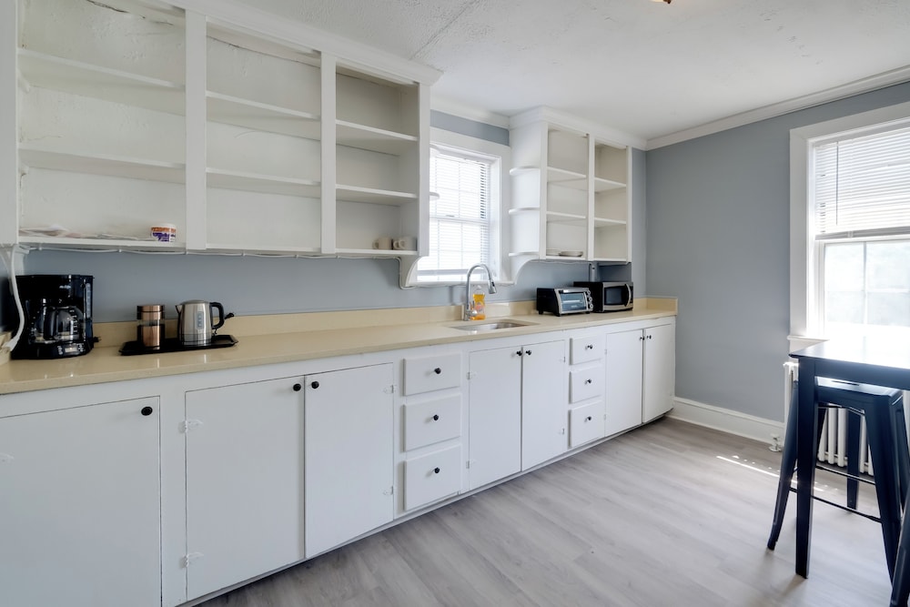 Near Loudoun Wine Trail: Apt w/ Restaurant On-site